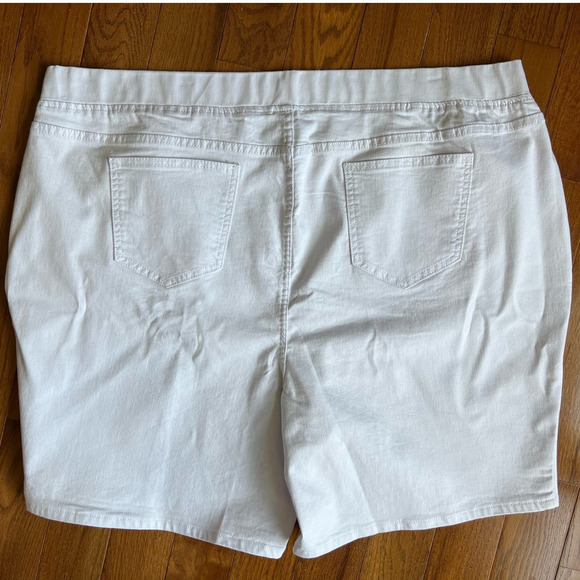 NWT Ashley Stewart Elastic Waistband Pull-On Denim Shorts, Bermuda White size 26 - Picture 5 of 9